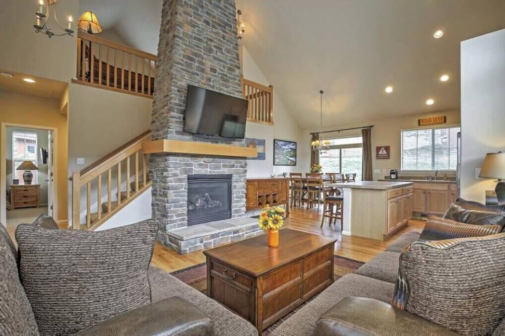 Una televisión, una chimenea, libros