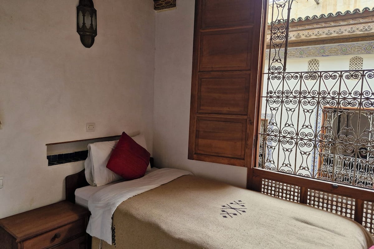 Muebles diferentes, wifi gratis y ropa de cama