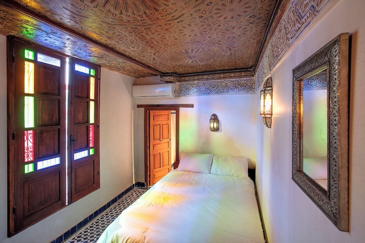 Muebles diferentes, wifi gratis y ropa de cama