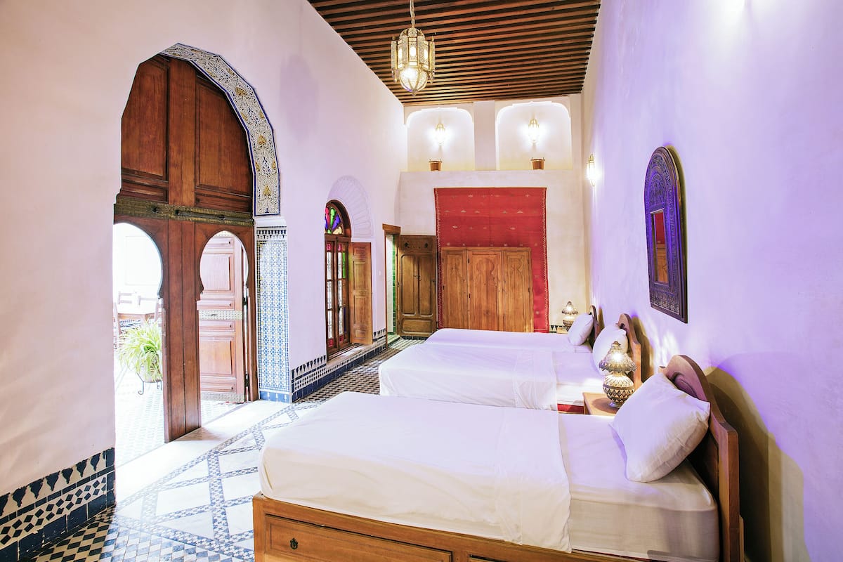 Muebles diferentes, wifi gratis y ropa de cama