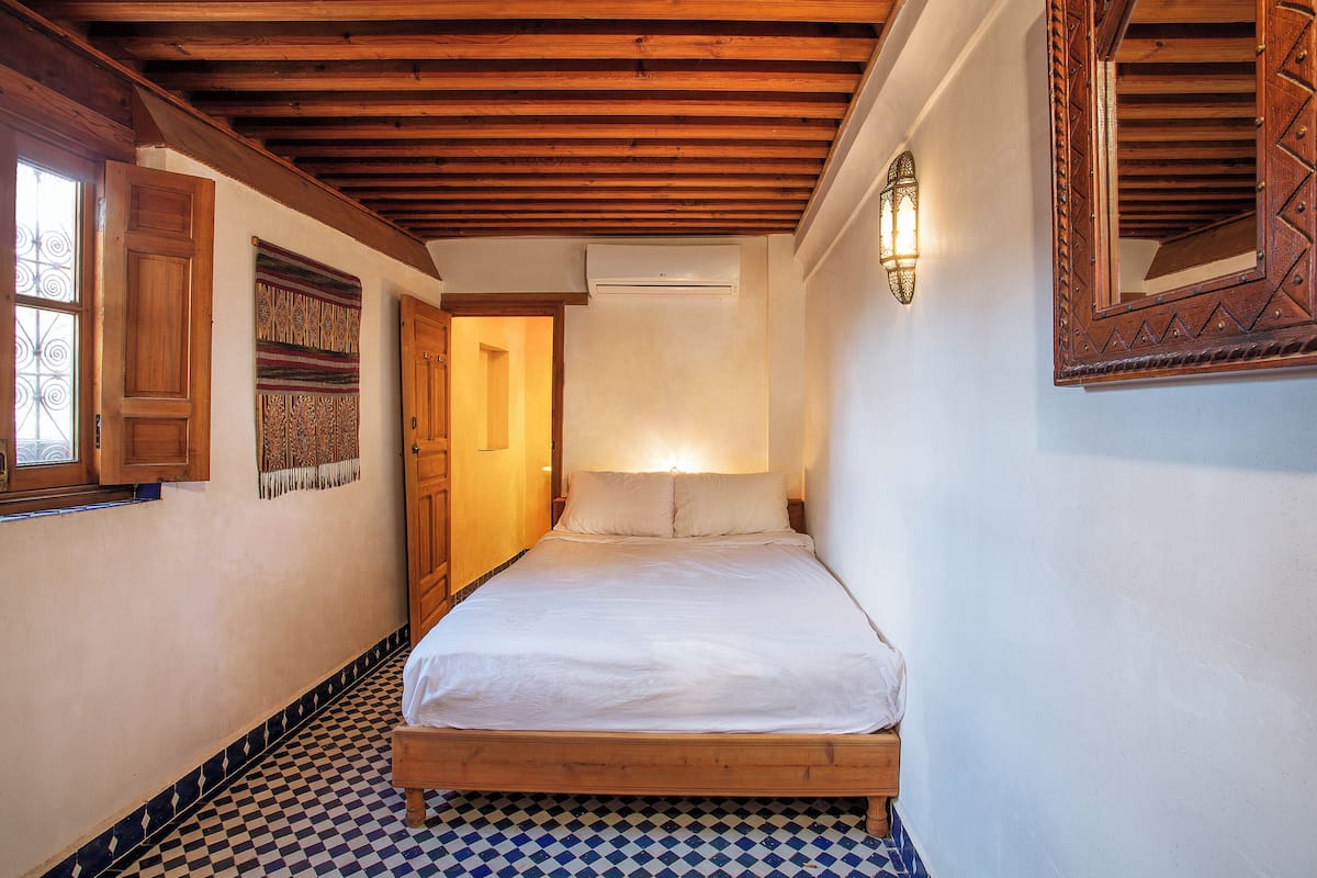 Muebles diferentes, wifi gratis y ropa de cama