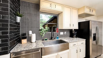 Coffee/tea maker, fridge, microwave, oven