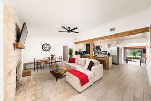 TV, fireplace, ping pong, stereo
