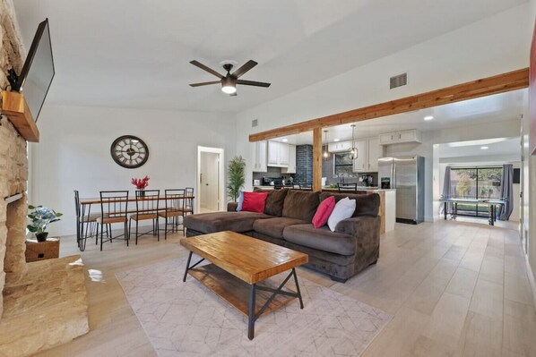 TV, fireplace, table tennis, stereo - Fun Near Austin - Big Groups! (Cedar Park)