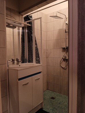 Secadora de cabello, toallas, papel de baño 