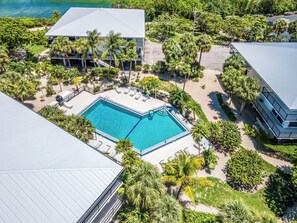 Utomhuspool och uppvärmd pool