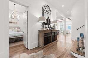 7 slaapkamers, een bureau, een strijkplank/strijkijzer, reisbedje