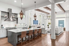 Køleskab, mikrobølgeovn, ovn, kogeplade