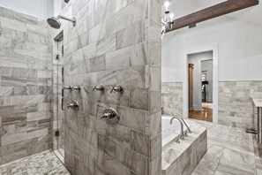 Badewanne, Haartrockner, Handtücher, Toilettenpapier