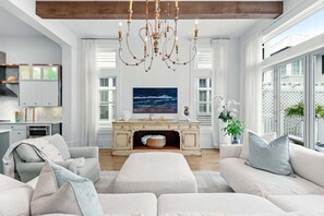 TV connectée, cheminée, table de tennis de table, livres