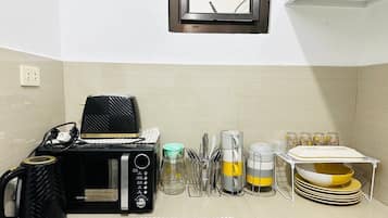Frigorífico, microondas, placa de cocina y hervidor eléctrico