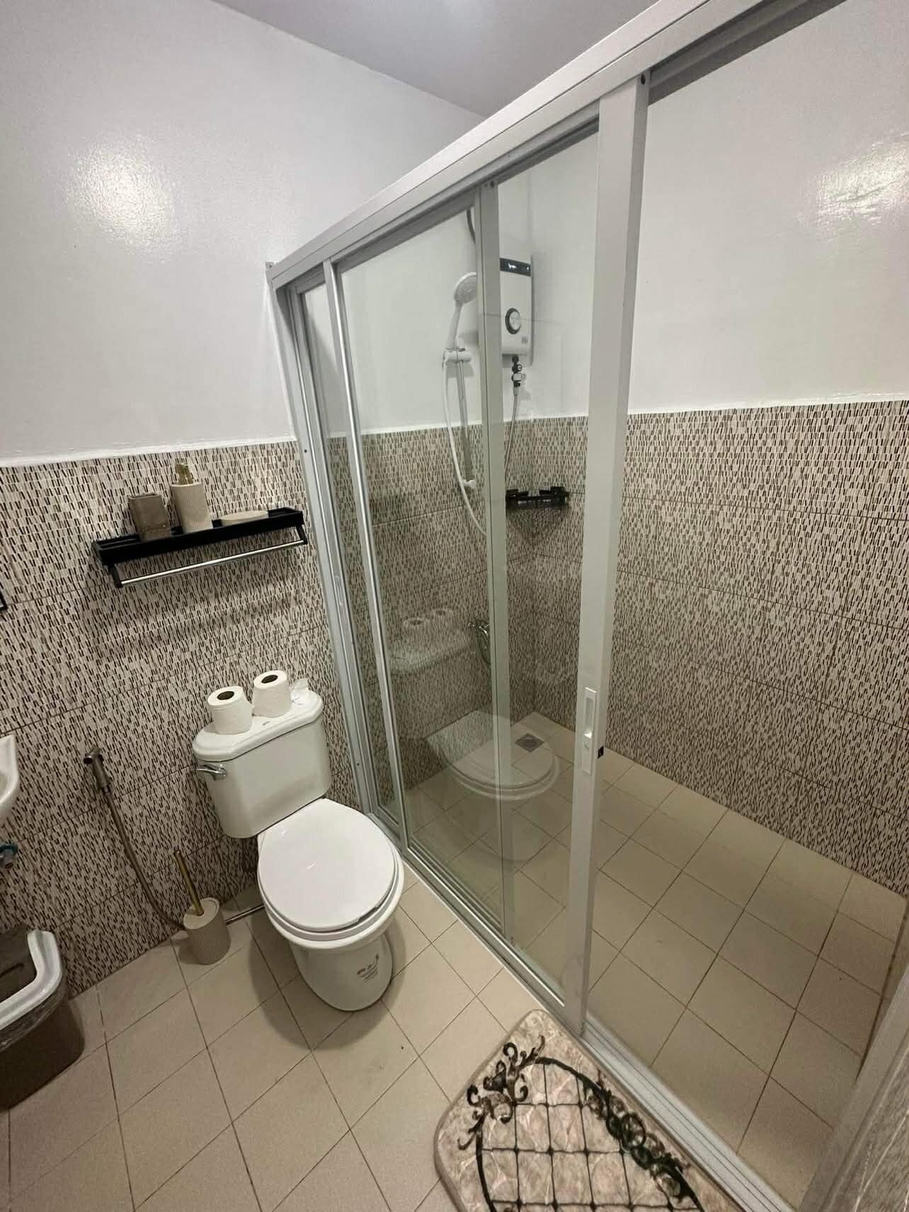 Een haardroger, een bidet, handdoeken, toiletpapier