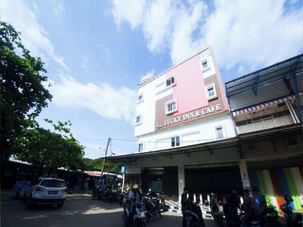 Front of property - Lucky Inn & Cafe (Makassar)