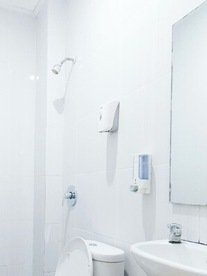 Bathroom - Lucky Inn & Cafe (Makassar)