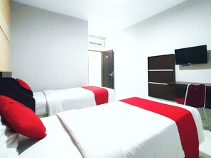 Desk, soundproofing, free WiFi - Lucky Inn & Cafe (Makassar)