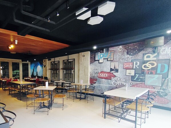 Restaurant - Lucky Inn & Cafe (Makassar)