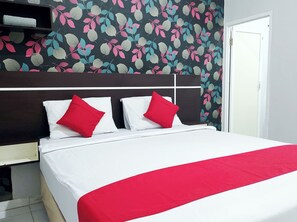 Standard Double or Twin Room | Desk, soundproofing, free WiFi - Lucky Inn & Cafe (Makassar)