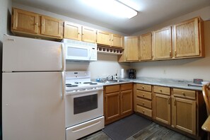 Fridge, microwave, oven, stovetop - Cabin the the Gap- Motorcycle Friendly with Pond (Bryson City)