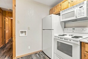 Une cuisine équipée d’un réfrigérateur, d’une cuisinière et d’un four à micro-ondes.