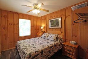 2 bedrooms, WiFi, bed sheets - Cabin the the Gap- Motorcycle Friendly with Pond (Bryson City)
