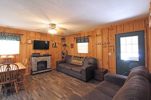 TV - Cabin the the Gap- Motorcycle Friendly with Pond (Bryson City)