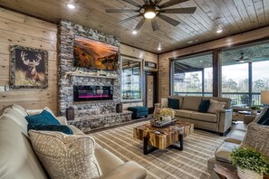 Televisión, chimenea, videojuegos y futbolito 