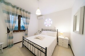 2 soverom, skrivebord, strykejern/-brett og reiseseng for barn