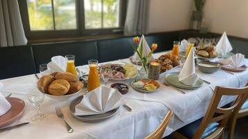 Daily cooked-to-order breakfast (EUR 10 per person)