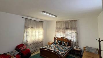 1 slaapkamer, een strijkplank/strijkijzer, wifi