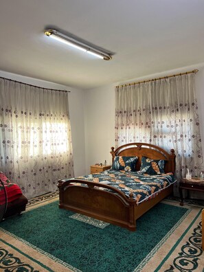 1 slaapkamer, een strijkplank/strijkijzer, wifi