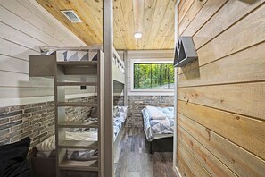 5 bedrooms, WiFi, bed sheets - Spacious Group Getaway w/ Game Room & Outdoor Fun (Broken Bow)