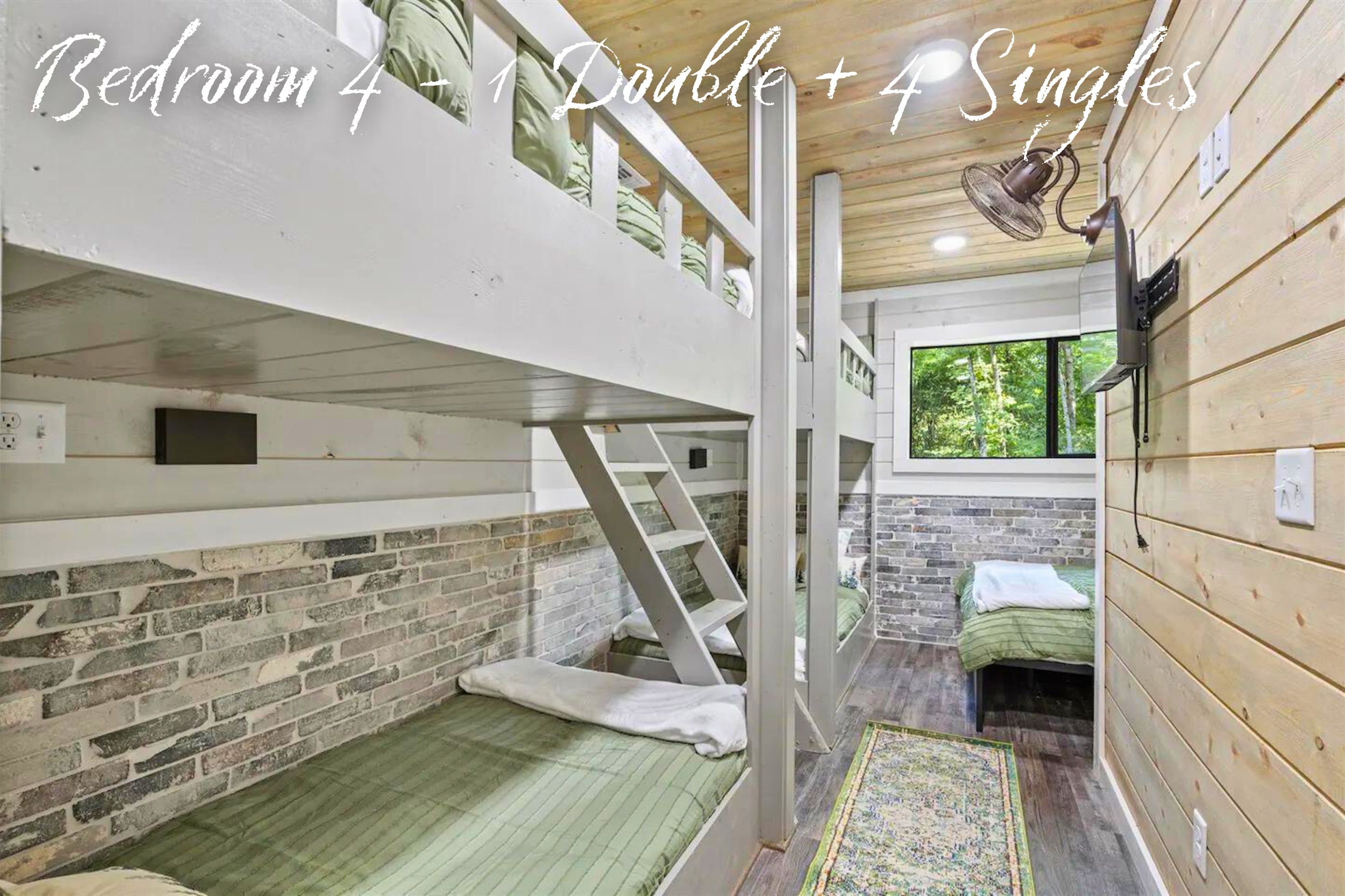 Un dormitorio con cama doble elevada, una cama individual y una litera, junto a una ventana que ofrece vistas al exterior.