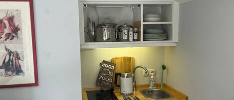 Een koelkast, een magnetron, een oven, een kookplaat