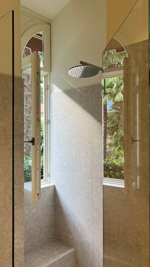 Shower, hair dryer, bidet, towels