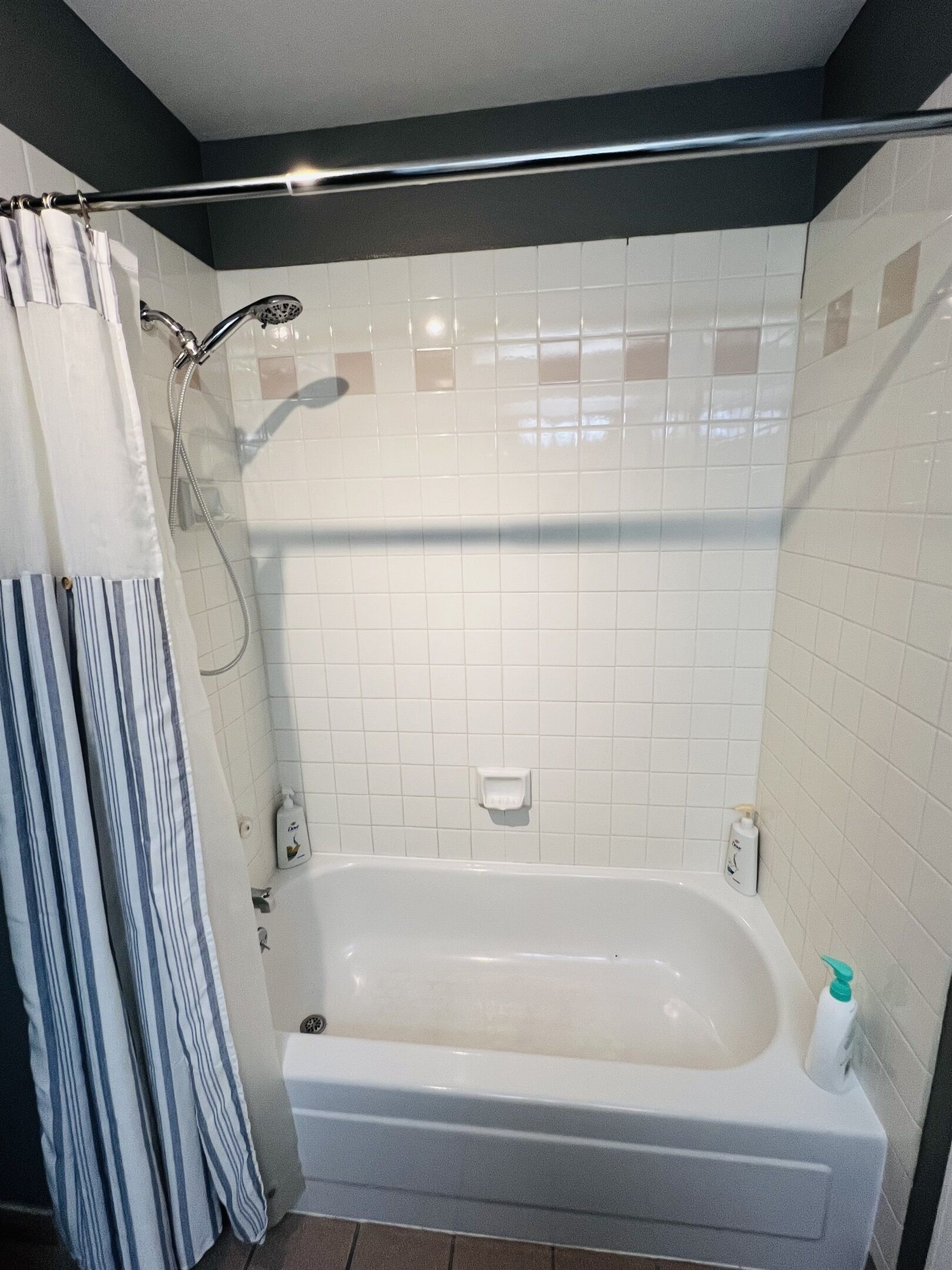 Combined shower/tub, towels