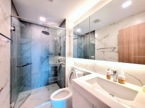Shower, hair dryer, bidet, towels - Studio Room  (Chiang Mai)