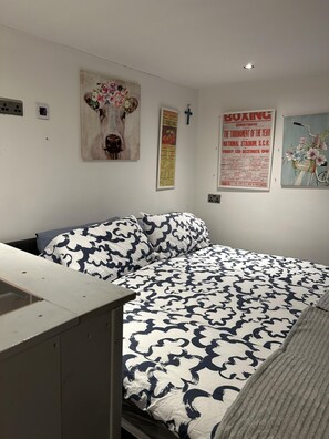 Cabaña | 1 habitación, tabla de planchar con plancha, wifi gratis y ropa de cama 