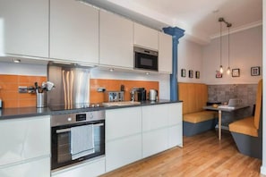 Apartment, 1 King Bed | Private kitchen | Fridge, microwave, oven, stovetop
