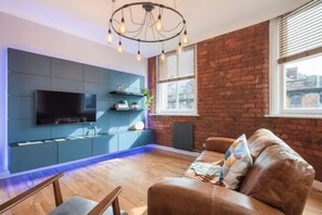 Apartment, 1 King Bed | Living area