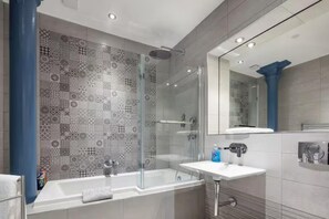 Apartment, 1 King Bed | Bathroom | Combined shower/bathtub, deep-soaking bathtub, hair dryer, towels - City Centre Contemporary Apartment - Manchester (Manchester)