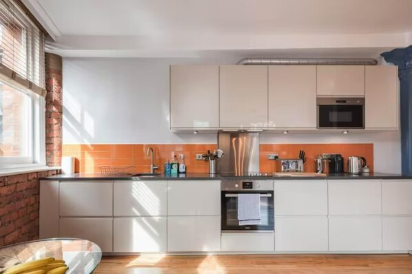 Apartment, 1 King Bed | Private kitchen | Fridge, microwave, oven, stovetop - City Centre Contemporary Apartment - Manchester (Manchester)