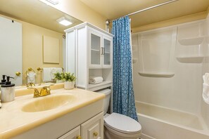 Bañera con ducha, secador de pelo, toallas
