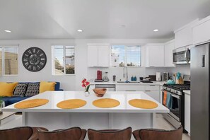 Fridge, microwave, oven, stovetop - DTLA'S CLOSE TO USC, PHENOMENAL 4B4B PLACE (Los Angeles)