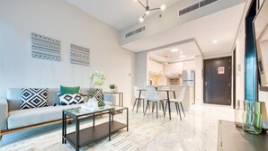 Room - Elite LUX Holiday Homes - Stylish 1 BR Pool World Class Gym in Dubai South (Dubai)