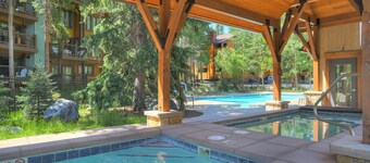 Fully Renovated Mountain Modern Gem -  Walk to the lifts!