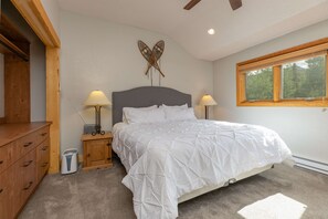 3 bedrooms, iron/ironing board, internet, bed sheets - Winterpoint Diamond Townhome: Walk To Lifts & Downtown (Breckenridge)