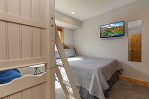 3 bedrooms, iron/ironing board, Internet, bed sheets