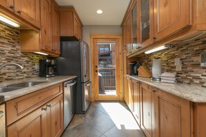 Fridge, oven, stovetop, dishwasher - Winterpoint Diamond Townhome: Walk To Lifts & Downtown (Breckenridge)