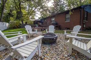 Terrace/patio - Pet Friendly - walk to lake Michigan w/ Backyard & Fire Pit (Michigan City)