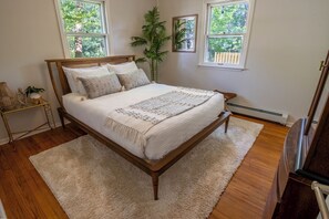 3 bedrooms, desk, iron/ironing board, free WiFi - Pet Friendly - walk to lake Michigan w/ Backyard & Fire Pit (Michigan City)